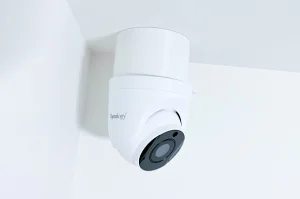 Synology držák na stěnu/strop TC500/510 s krytkou kabelů, bílý - obrázek 4