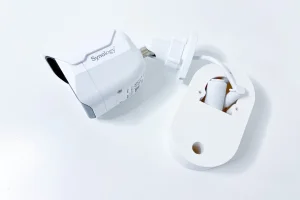 Synology držák kabelů BC500/510 na stěnu a strop, bílý - obrázek 4