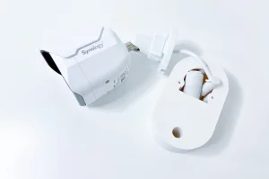 Synology držák kabelů BC500/510 na stěnu a strop, bílý - obrázek 5