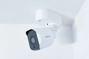 Synology držák kabelů BC500/510 na stěnu a strop, bílý - obrázek 7