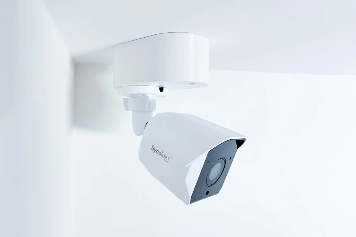 Synology držák kabelů BC500/510 na stěnu a strop, bílý