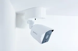 SYNOLOGY držák s krytkou kabelů pro kamery BC500 na stěnu a strop, bílý