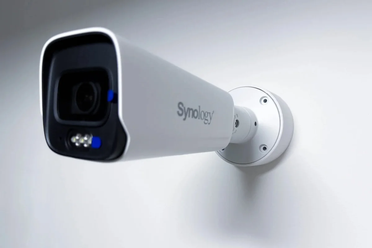 Synology BC800 držák kabelů na stěnu a strop, bílý