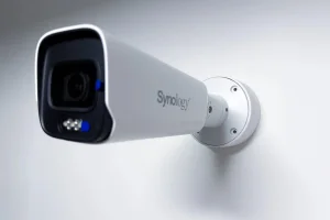 SYNOLOGY držák/krytka kabelů pro kamery Synology BC800 na stěnu a strop, bílý