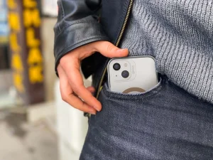 ZAGG GEAR4 D3O Milan Snap kryt iPhone 13 zlatý - obrázek 2